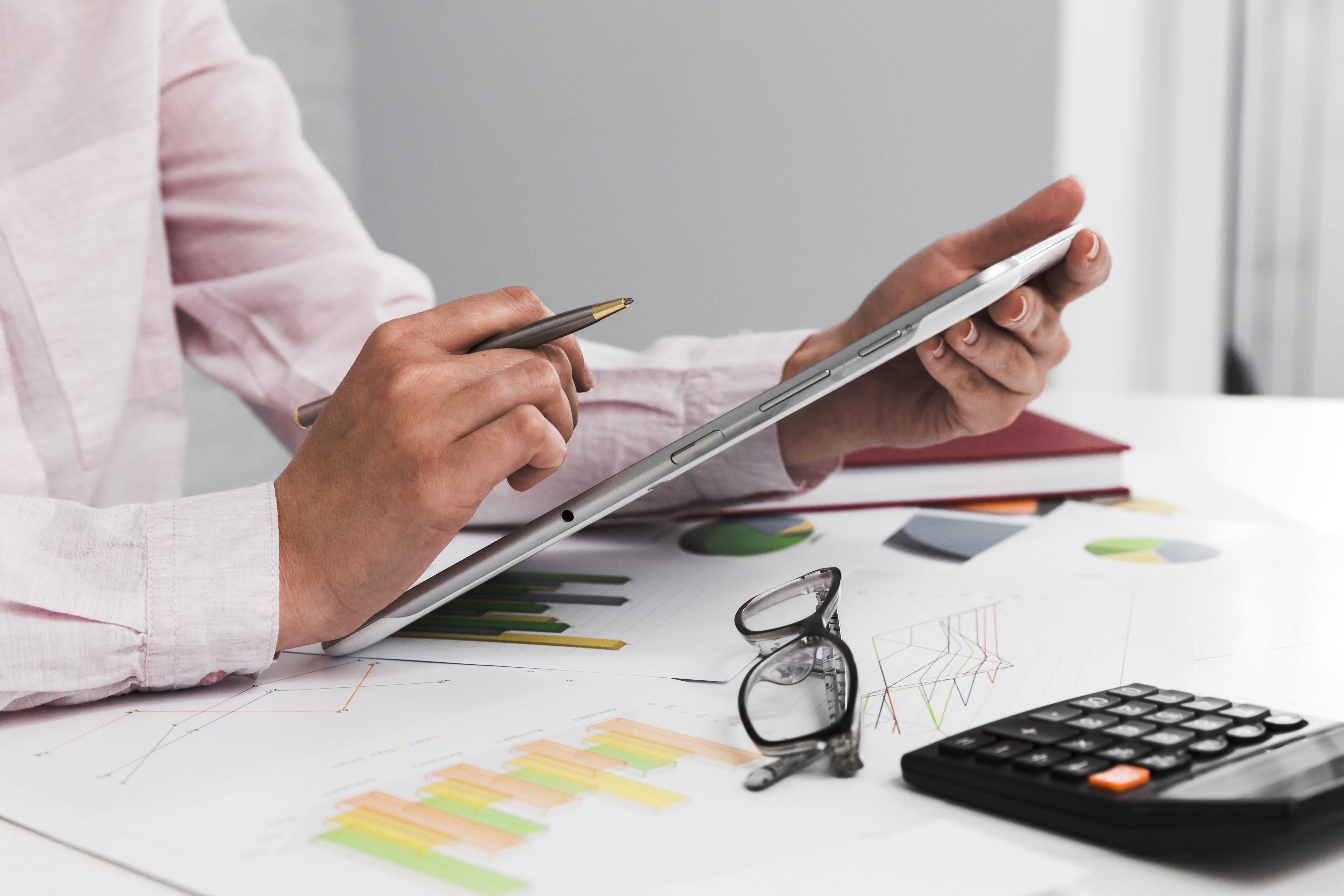 Colaborador revisando información de gastos en una tableta