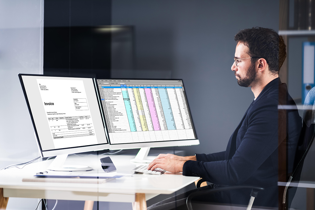 Colaborador revisando información de gastos en una tableta